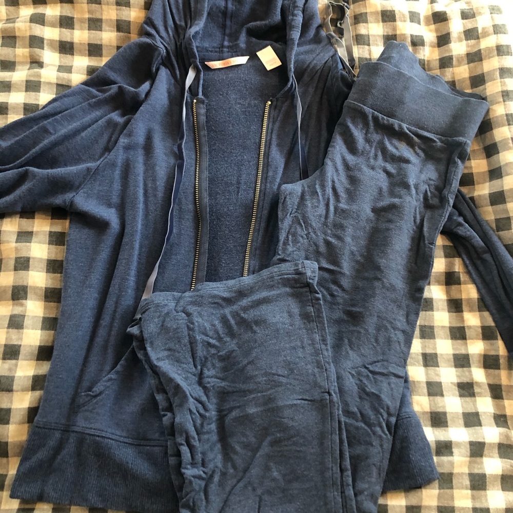 VS sweatsuit